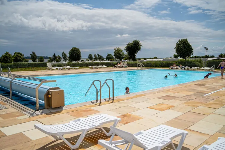 hvide svaner solceller pool